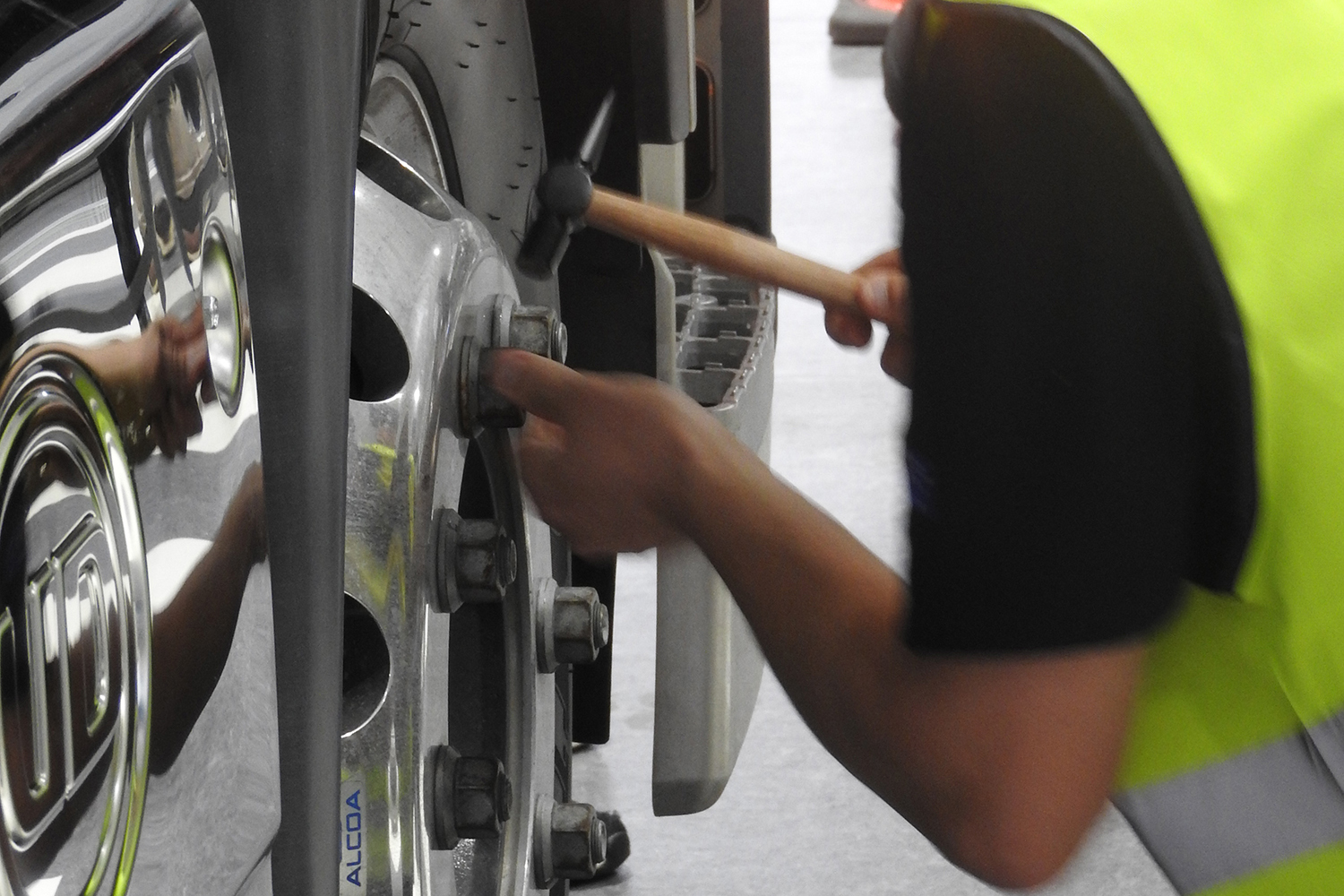 タイヤと装着ボルトのチェック