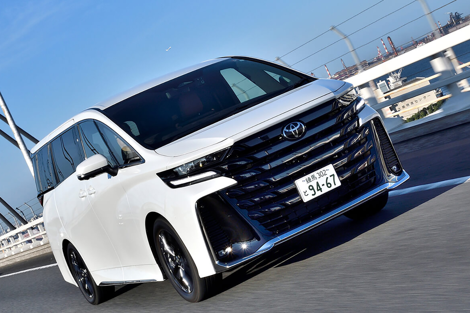 トヨタ・ヴェルファイアの走行シーン