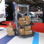 【画像】配送トラックの荷室への乗り降りは１日で建物26階分に相当ってそりゃ腰もやられる！　三菱ふそうが負担を「めちゃくちゃラク」にする荷室「コボディ」を開発中 〜 画像1