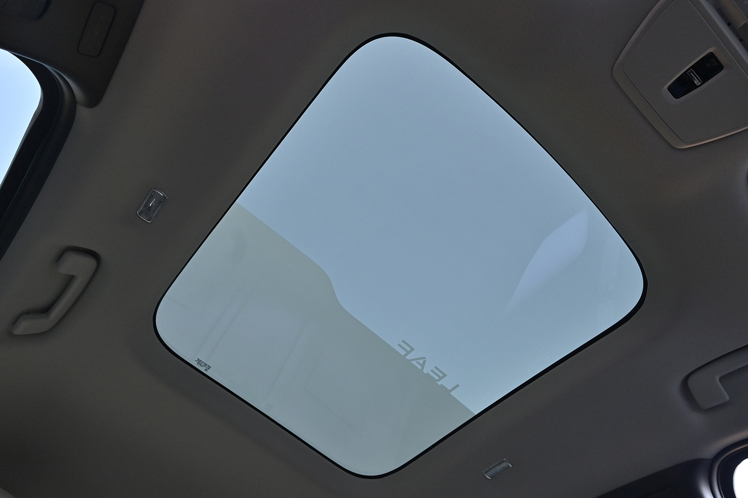 日産リーフの調光パノラミックガラスルーフ