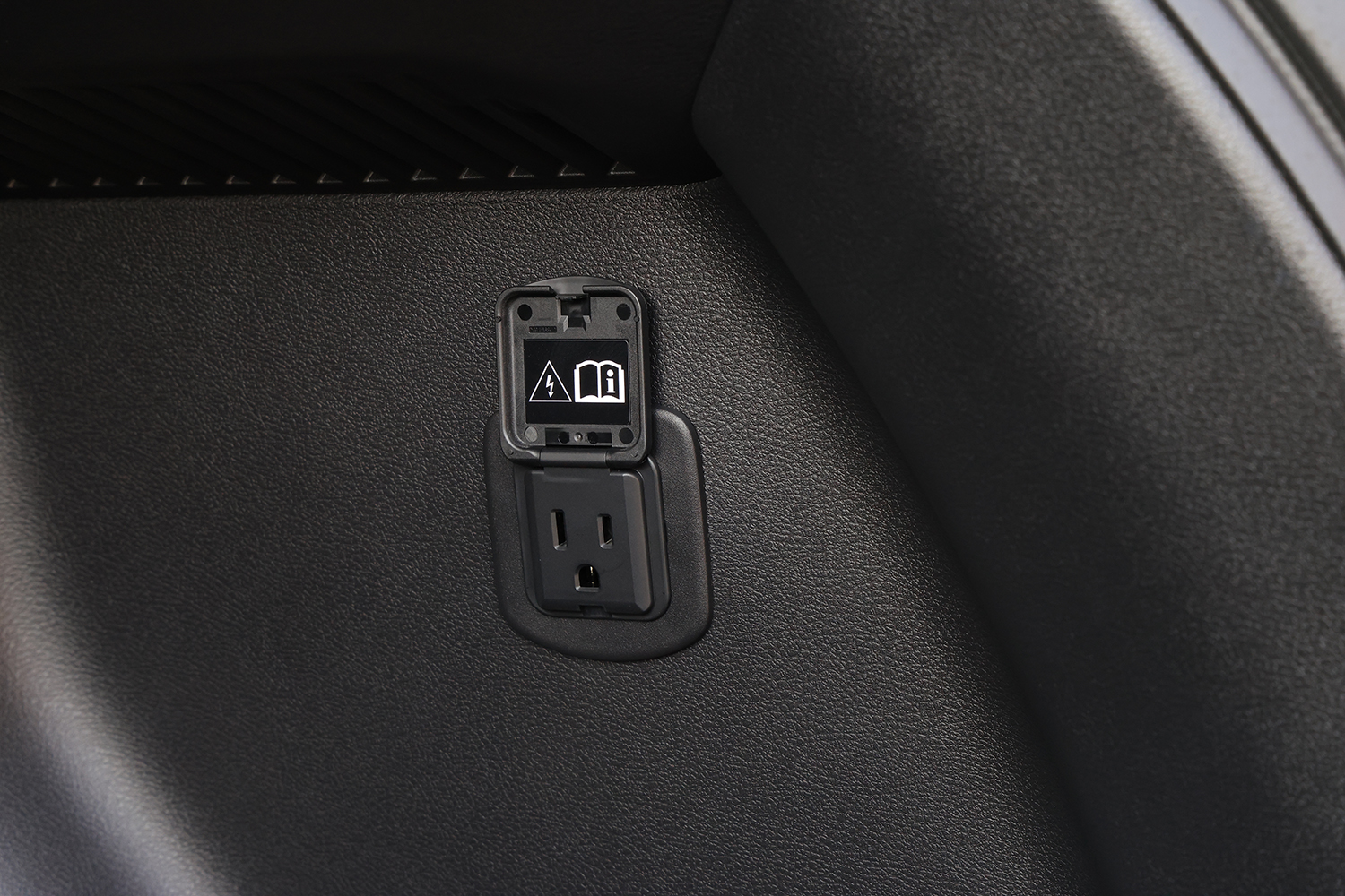 日産リーフのACコンセント 〜 画像26