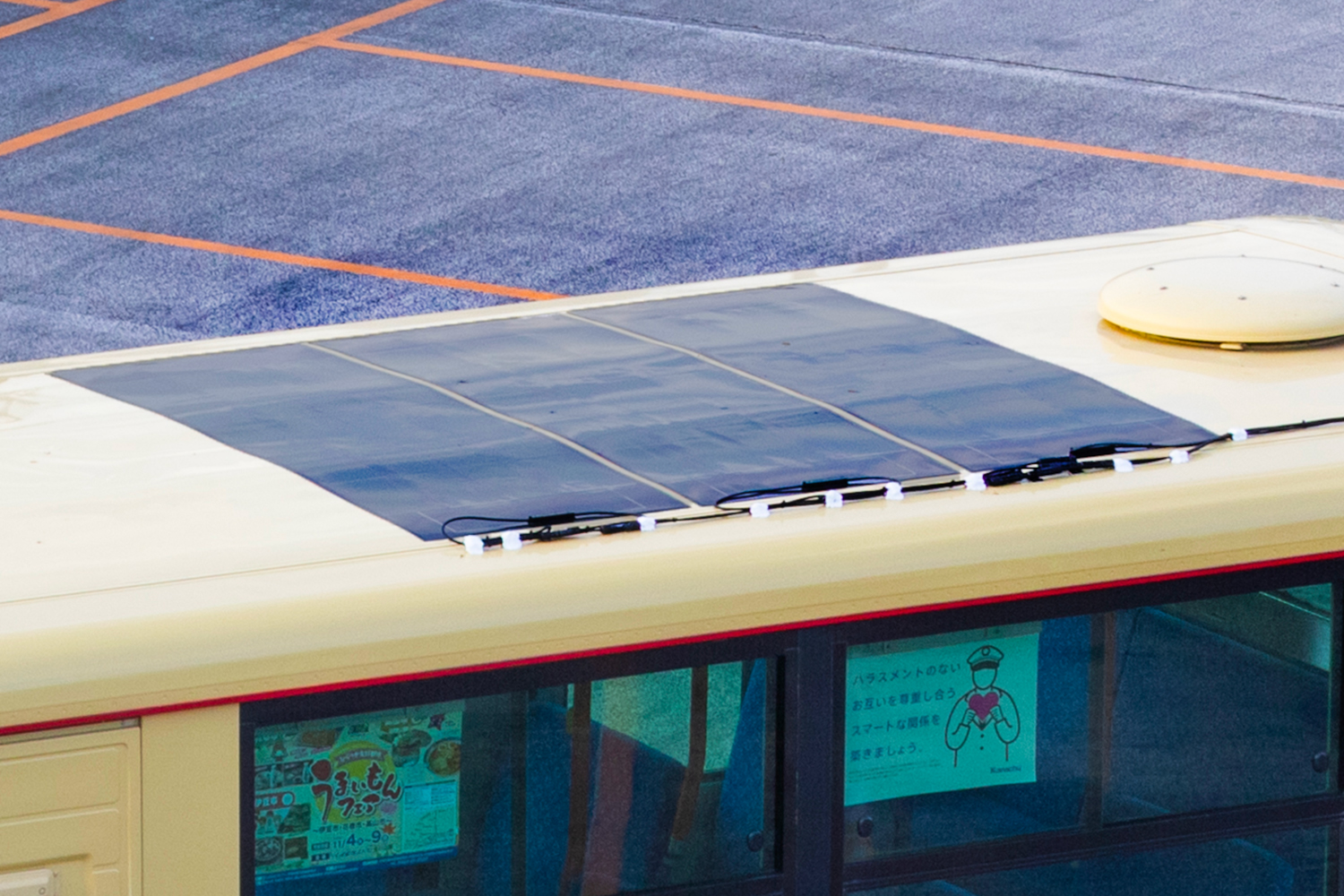 神奈川中央交通の路線バスの太陽電池パネル