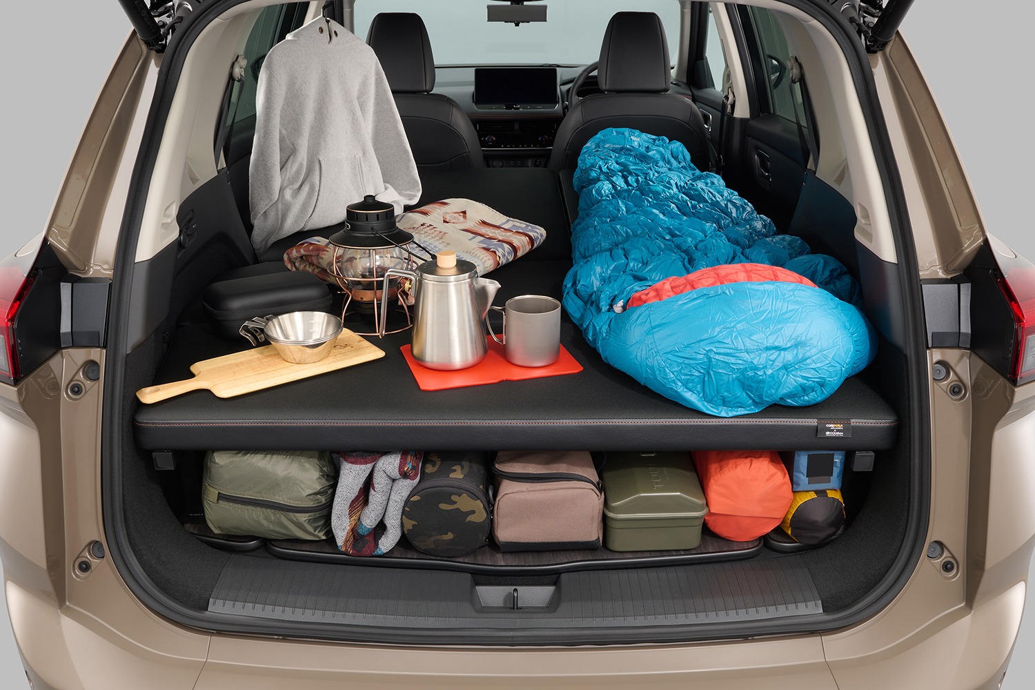 エクストレイル ROCK CREEK マルチベッドに荷物を積載したイメージ