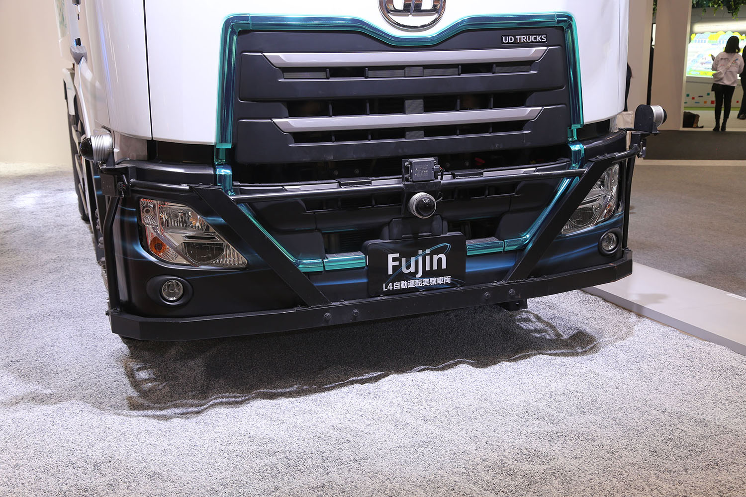 トラックのヘッドライト部 〜 画像1