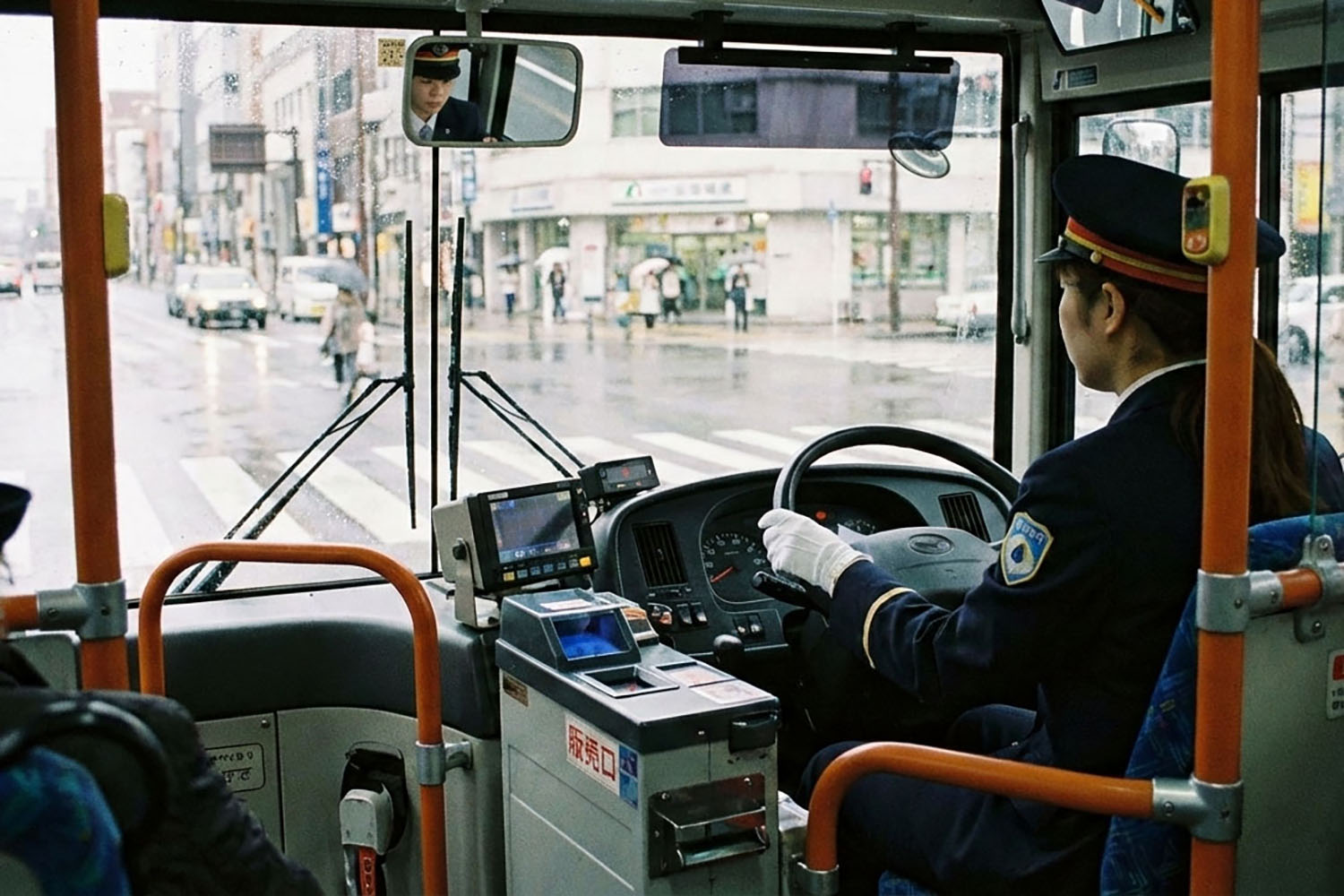 女性運転士のイメージ