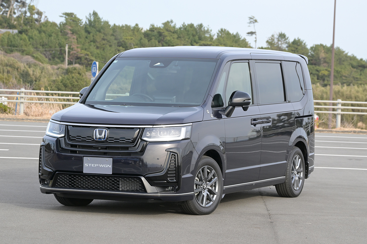 STEP WGN SPADA EMOTIONAL BLACK SOLID