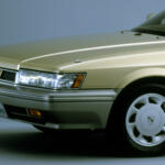 昔は横転！　爆破！　クラッシュ！　ってド派手なカーアクションが楽しかったのに……イマドキの刑事ドラマの劇中車が動きも車種も「地味」なワケ