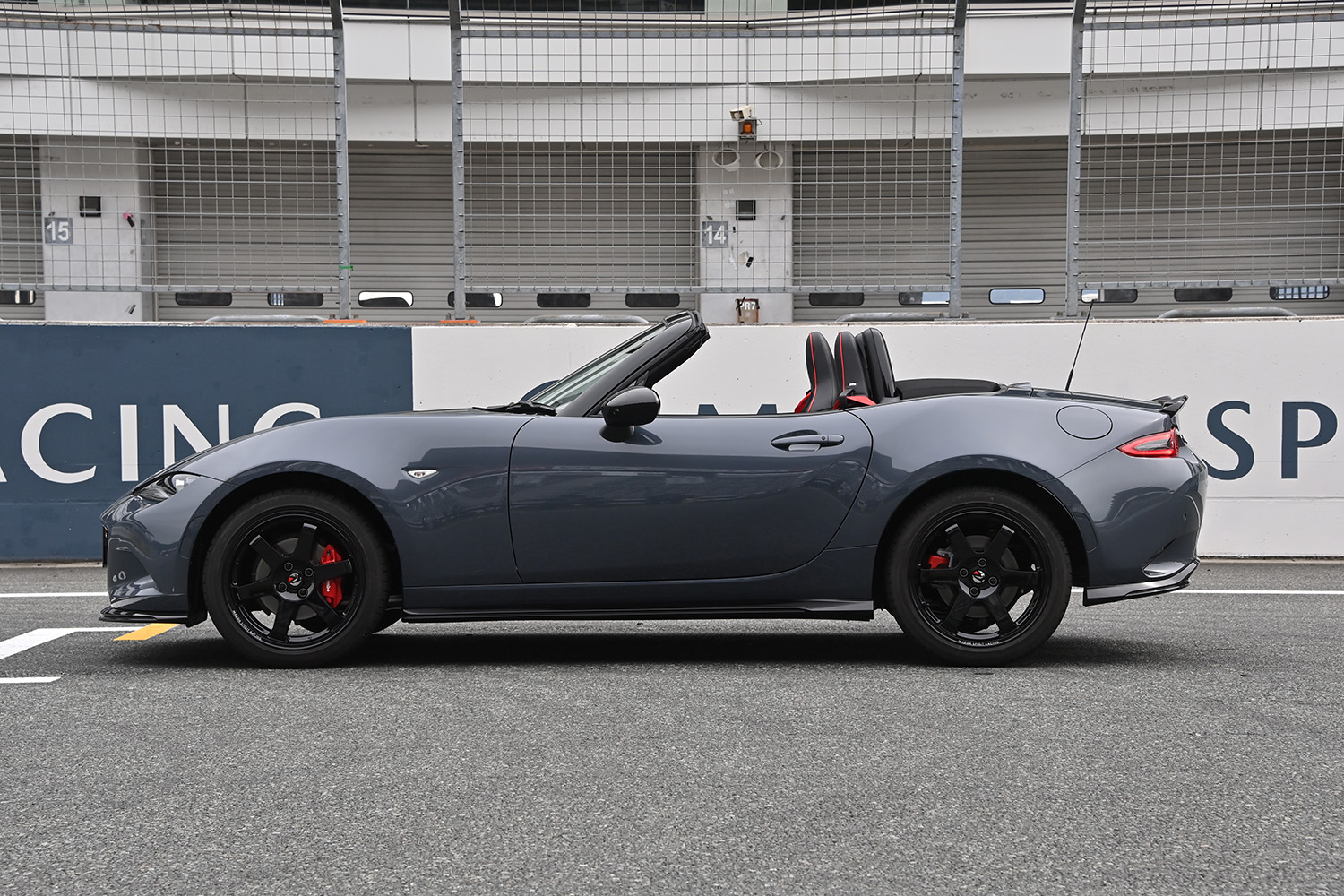 マツダスピリットレーシングロードスターのサイドビュー