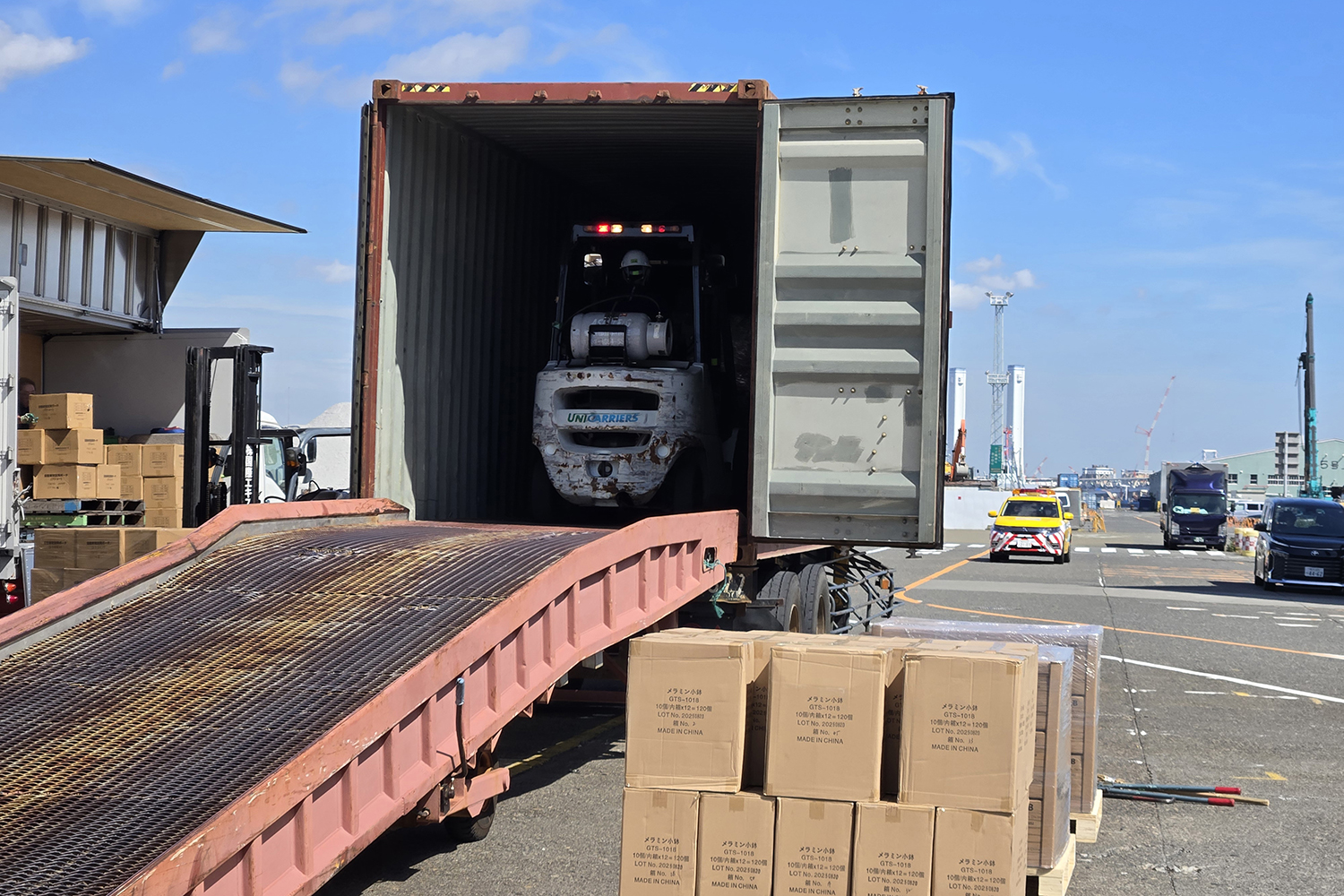 コンテナのなかに入り込むフォークリフト 〜 画像4