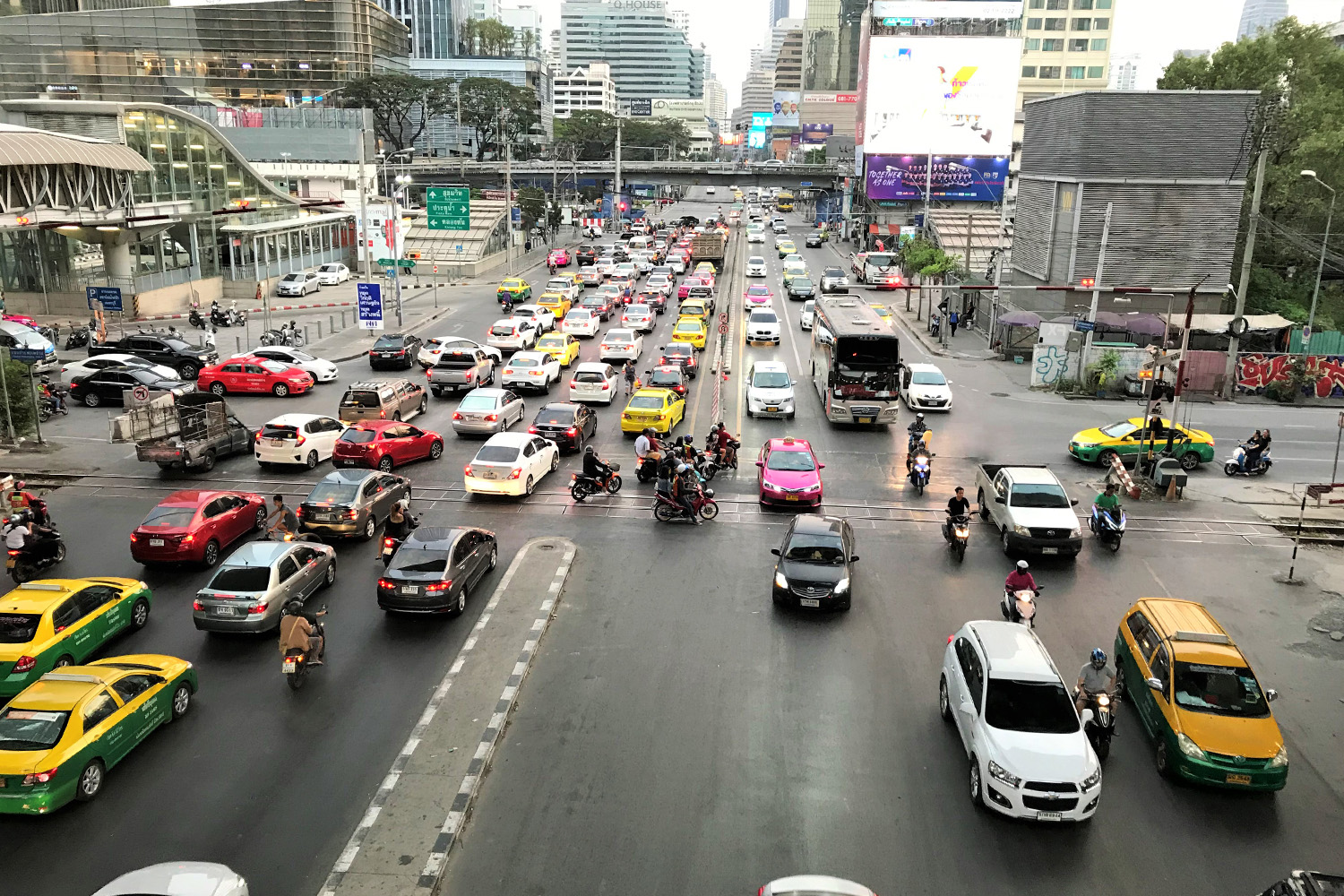 タイの街なかの交通状況 〜 画像3
