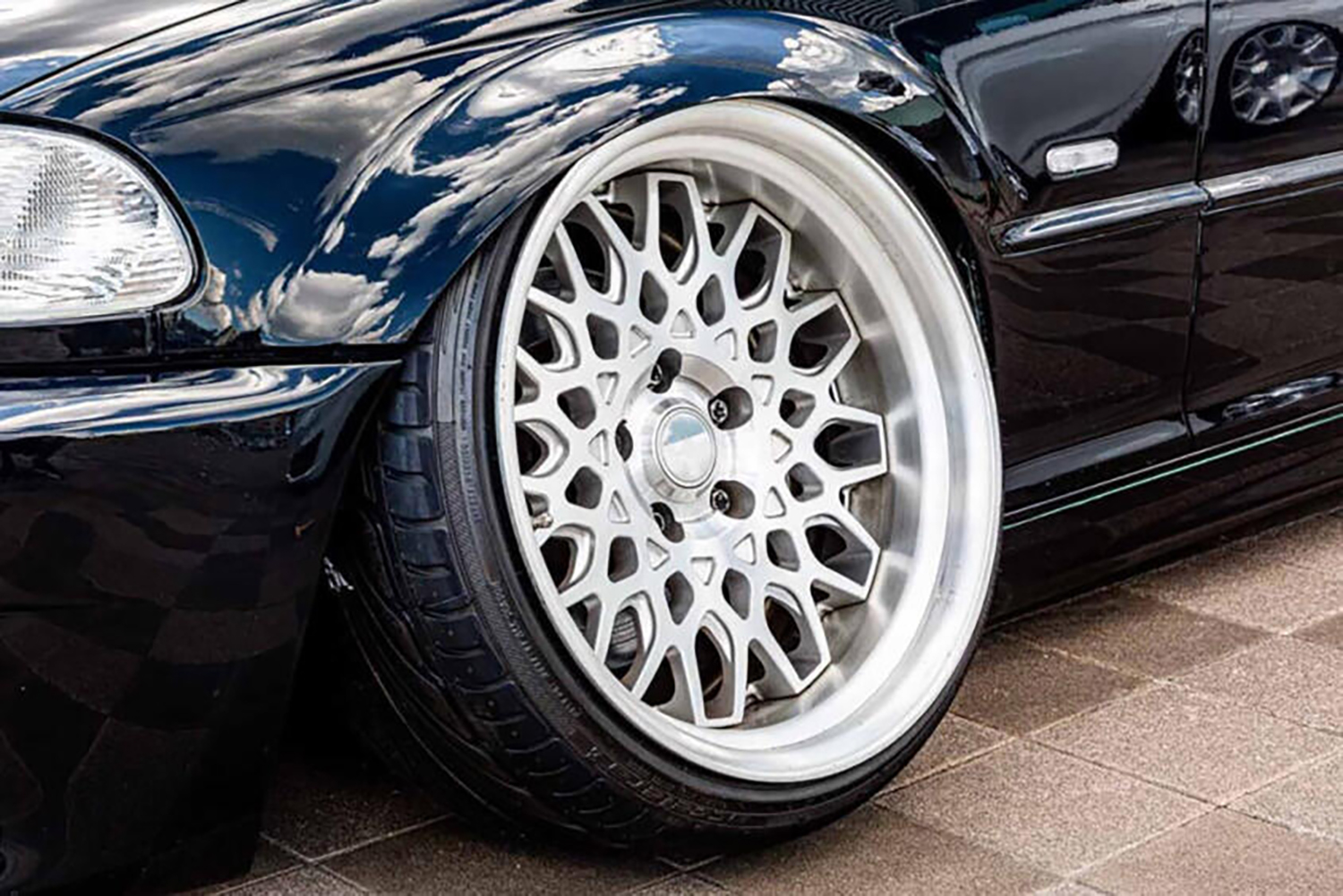 ボディからはみ出したタイヤ