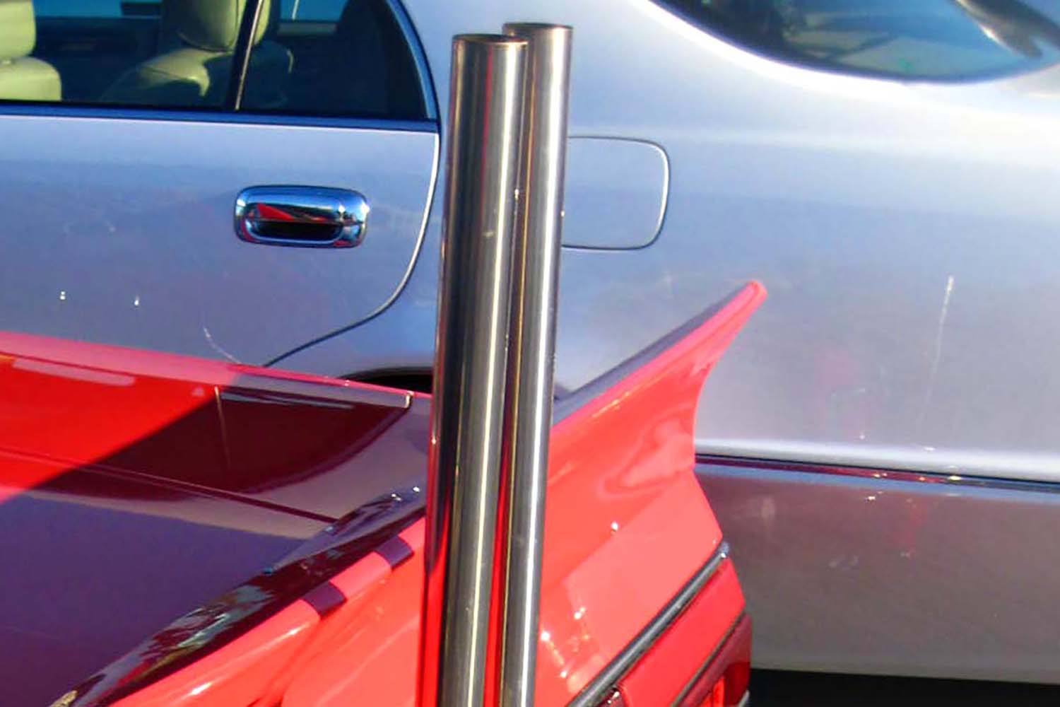 大きく突き出したマフラー