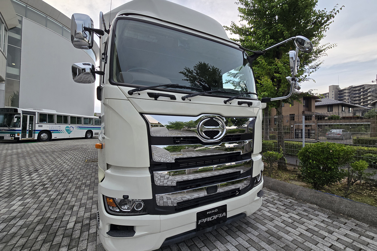 通路に展示されるプロフィア