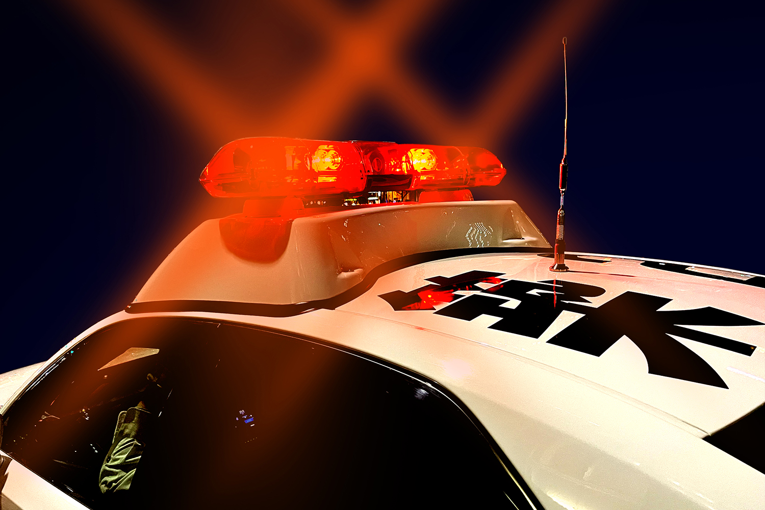 出動したパトカーのイメージ