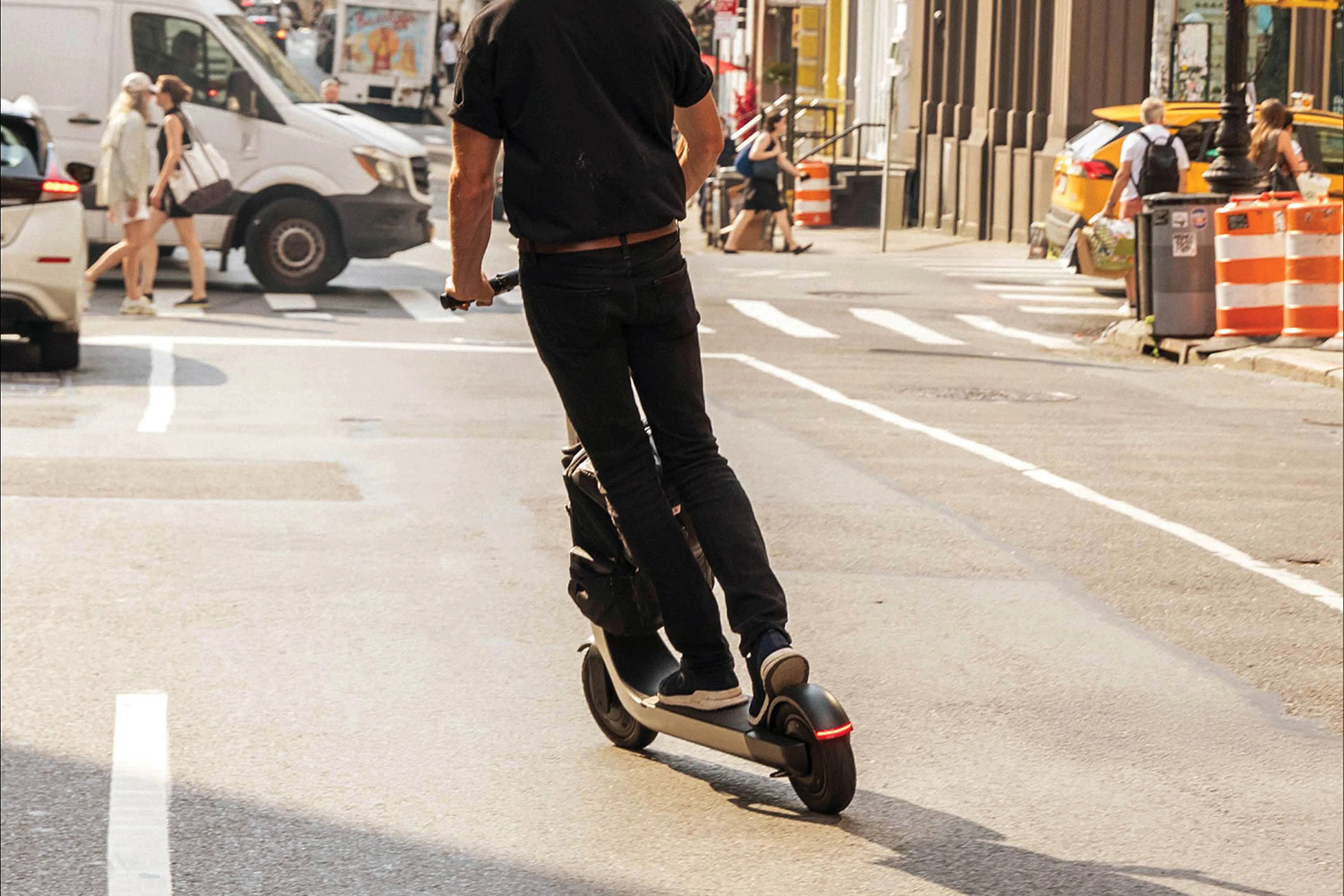 公道を走る電動キックボード