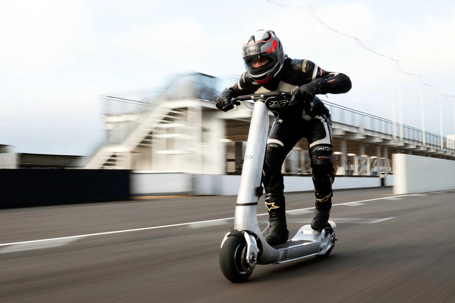 世界最速の電動キックボード「The Turbo」