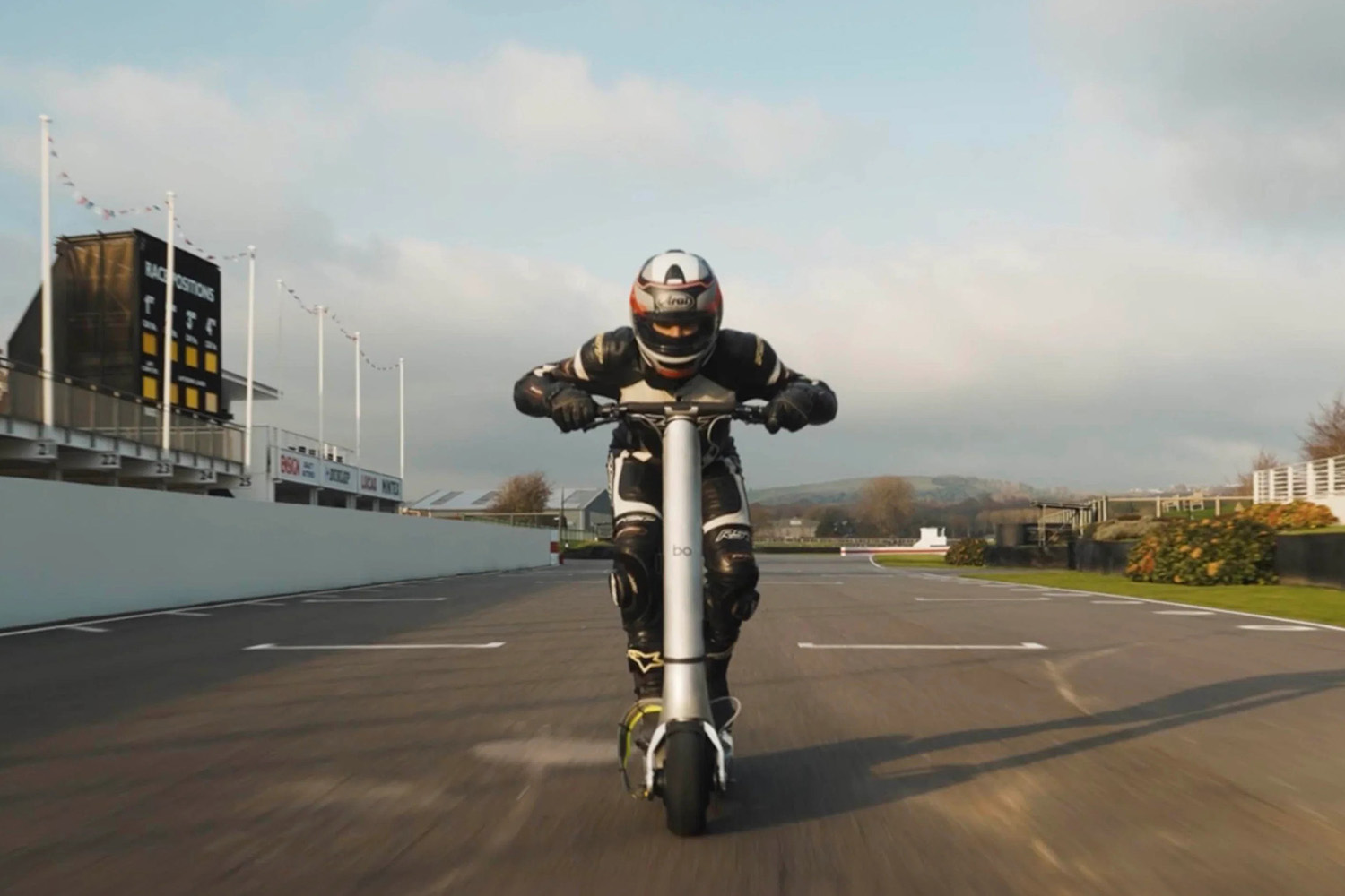 サーキットを走行するBo The Turbo