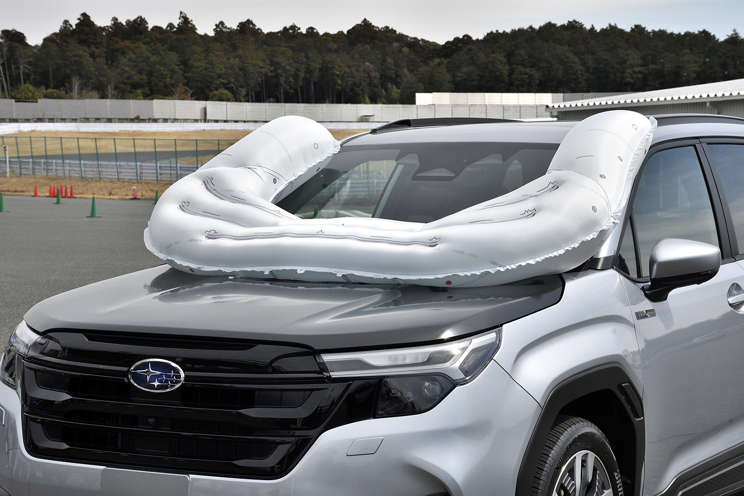 現行フォレスターの「サイクリスト対応歩行者保護エアバッグ」展開イメージ 〜 画像4