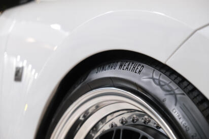 カスタムカーやドレスアップカーがオールシーズンタイヤを履いていてもいいじゃないか！　ダンロップ「シンクロウェザー」はデザイン良し性能良しのタイヤの優等生だった【東京オートサロン2026】