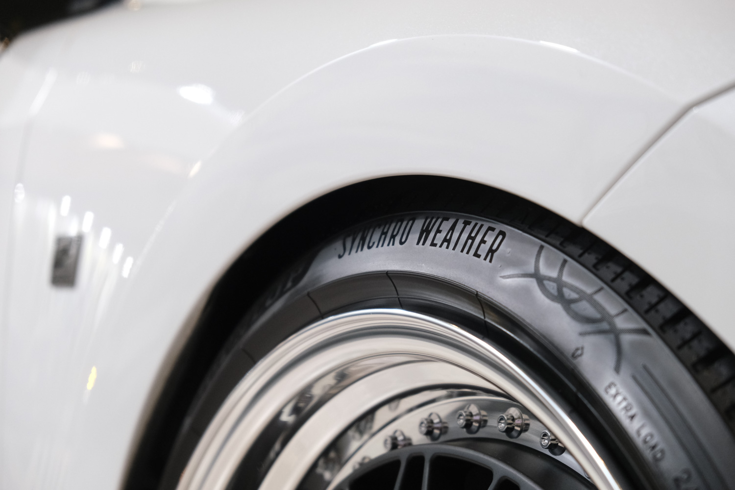 次世代オールシーズンのダンロップ「シンクロウェザー」は全教科80点を叩き出すタイヤの優等生だった【東京オートサロン2026】
