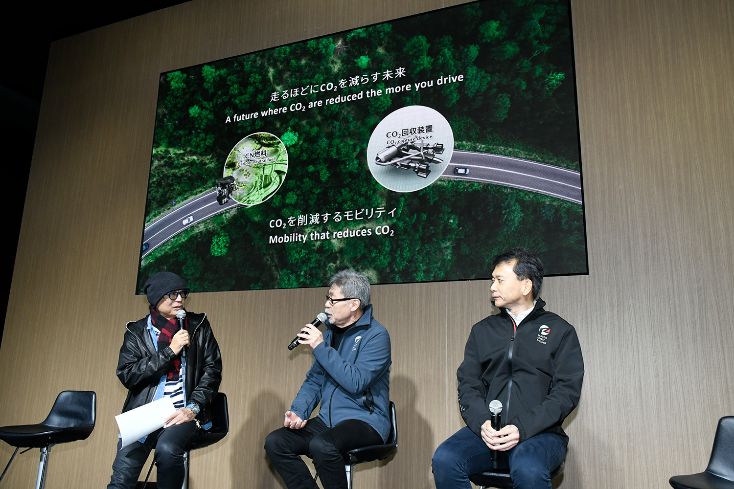 マツダスピリットレーシングの前田育男代表、ブランド体験推進本部ファクトリーモータースポーツ推進部の上杉康範部長、マツダスピリットレーシング・ロードスターのアンバサダーであるピストン西沢さんの3名が登壇したトークショー