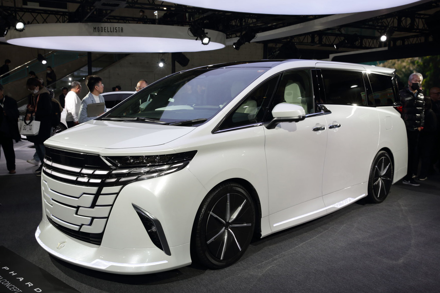 「ローブ・デコルテ」をテーマとするアルファード