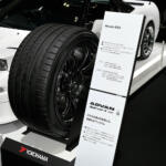 【画像】新車スポーツカーからカスタムSUVまでマッチングは良好！　５台のプレミアムスポーツカーがお出迎えする横浜ゴムは「アドバンスポーツV107」を激推し【東京オートサロン2026】 〜 画像9