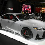 【画像】新車スポーツカーからカスタムSUVまでマッチングは良好！　５台のプレミアムスポーツカーがお出迎えする横浜ゴムは「アドバンスポーツV107」を激推し【東京オートサロン2026】 〜 画像5