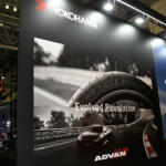 新車スポーツカーからカスタムSUVまでマッチングは良好！　５台のプレミアムスポーツカーがお出迎えする横浜ゴムは「アドバンスポーツV107」を激推し【東京オートサロン2026】