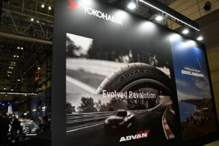 5台のプレミアムスポーツカーがお出迎えする横浜ゴムは「アドバンスポーツV107」を激推し【東京オートサロン2026】