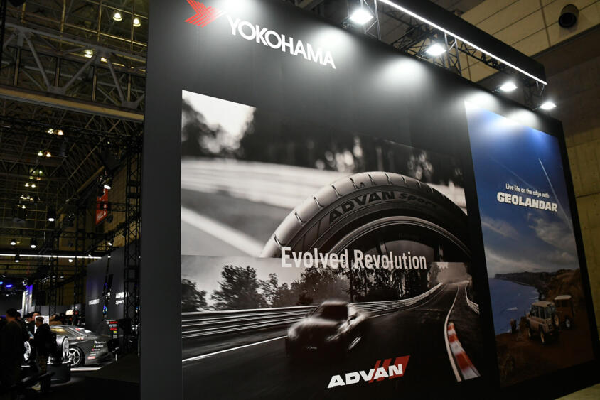 新車スポーツカーからカスタムSUVまでマッチングは良好！　５台のプレミアムスポーツカーがお出迎えする横浜ゴムは「アドバンスポーツV107」を激推し【東京オートサロン2026】