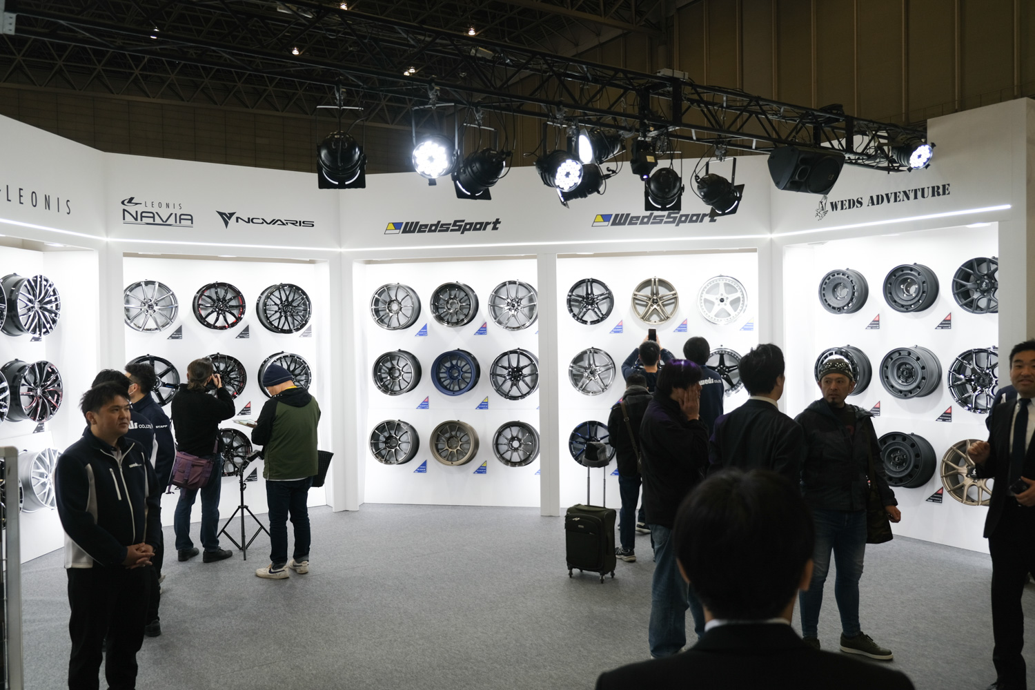 ウェッズが誇る数々のホイールが展示される