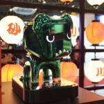 【画像】提灯に誘い込まれたらそこはデリカワールド！　新型クロカンSUVの投入も語られた三菱の「デリカ祭り」が楽しすぎる【東京オートサロン2026】 〜 画像4