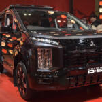 【画像】提灯に誘い込まれたらそこはデリカワールド！　新型クロカンSUVの投入も語られた三菱の「デリカ祭り」が楽しすぎる【東京オートサロン2026】 〜 画像7