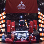 提灯に誘い込まれたらそこはデリカワールド！　新型クロカンSUVの投入も語られた三菱の「デリカ祭り」が楽しすぎる【東京オートサロン2026】