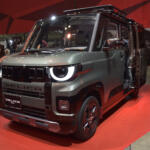 【画像】提灯に誘い込まれたらそこはデリカワールド！　新型クロカンSUVの投入も語られた三菱の「デリカ祭り」が楽しすぎる【東京オートサロン2026】 〜 画像11