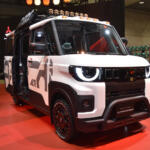 【画像】提灯に誘い込まれたらそこはデリカワールド！　新型クロカンSUVの投入も語られた三菱の「デリカ祭り」が楽しすぎる【東京オートサロン2026】 〜 画像13