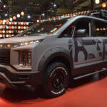 【画像】提灯に誘い込まれたらそこはデリカワールド！　新型クロカンSUVの投入も語られた三菱の「デリカ祭り」が楽しすぎる【東京オートサロン2026】 〜 画像16