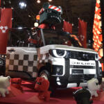 【画像】提灯に誘い込まれたらそこはデリカワールド！　新型クロカンSUVの投入も語られた三菱の「デリカ祭り」が楽しすぎる【東京オートサロン2026】 〜 画像1