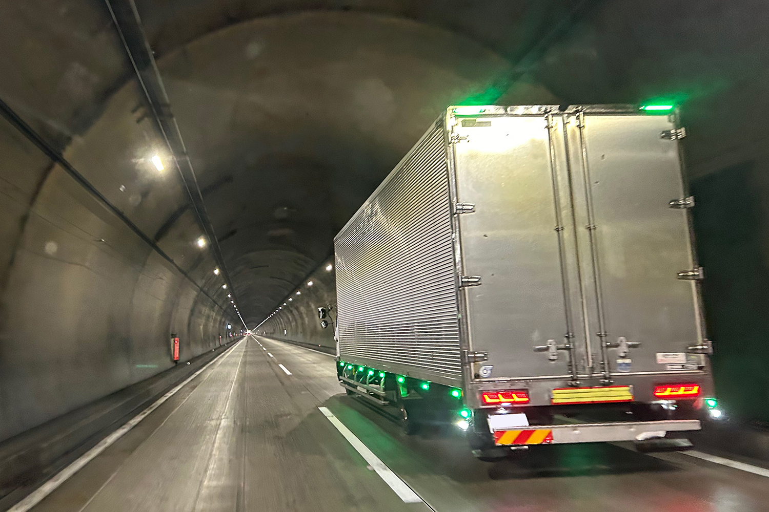 追越車線を走行するトラック 〜 画像5