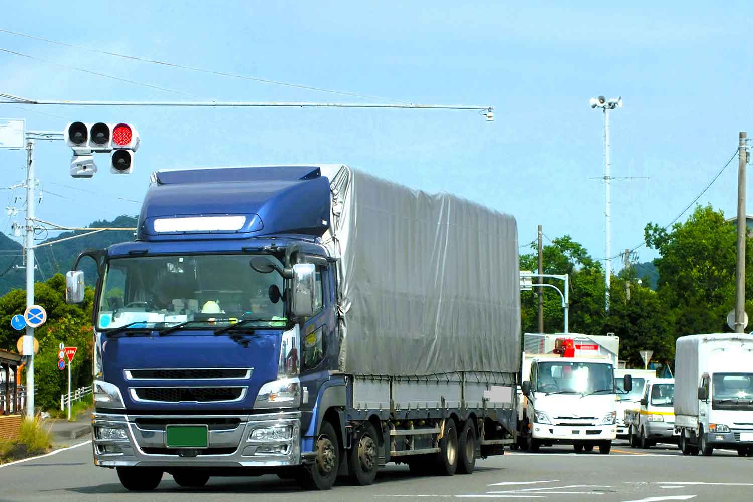 交差点を曲がるトラック 〜 画像6