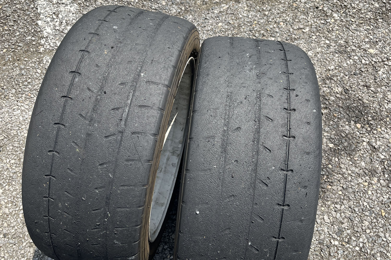 溝がなくなるまで使用したタイヤ