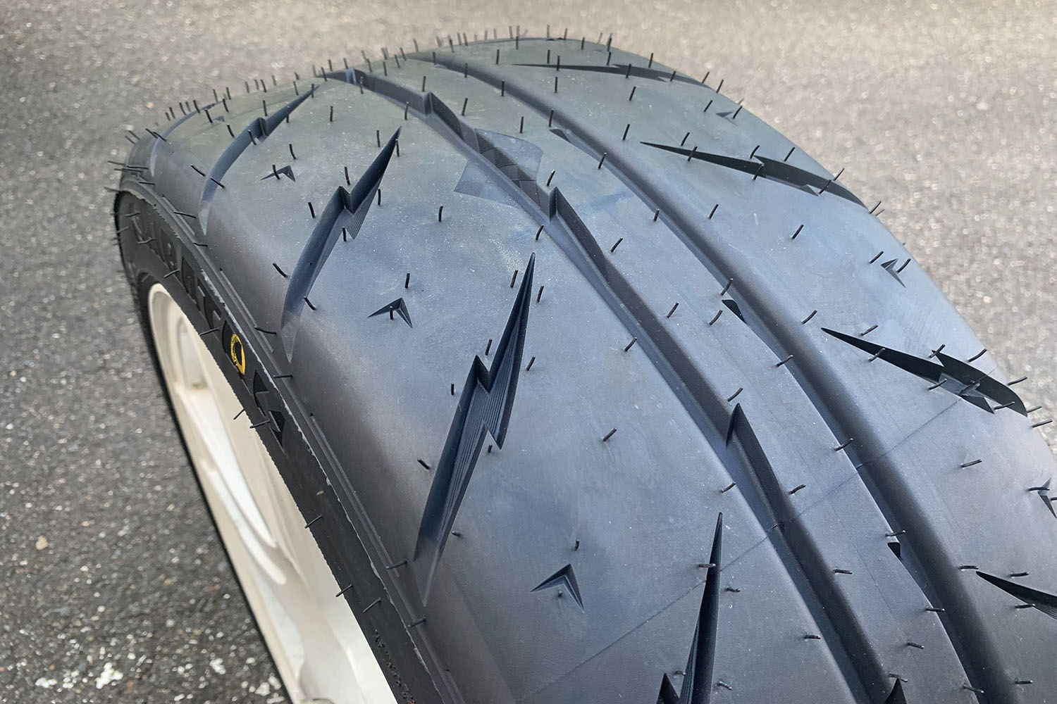 新品のタイヤ 〜 画像3