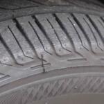 溝もたっぷりでひび割れもない！　見た目新品だけど何年も前に製造されたタイヤって使ってもOK？