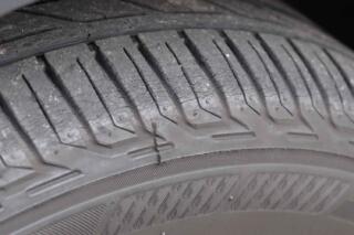 古いタイヤでも溝があってひび割れていなければ使えるのか