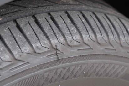 溝もたっぷりでひび割れもない！　見た目新品だけど何年も前に製造されたタイヤって使ってもOK？