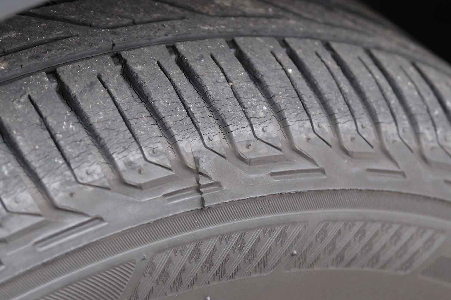 溝もたっぷりでひび割れもない！　見た目新品だけど何年も前に製造されたタイヤって使ってもOK？