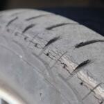 【画像】溝もたっぷりでひび割れもない！　見た目新品だけど何年も前に製造されたタイヤって使ってもOK？ 〜 画像7