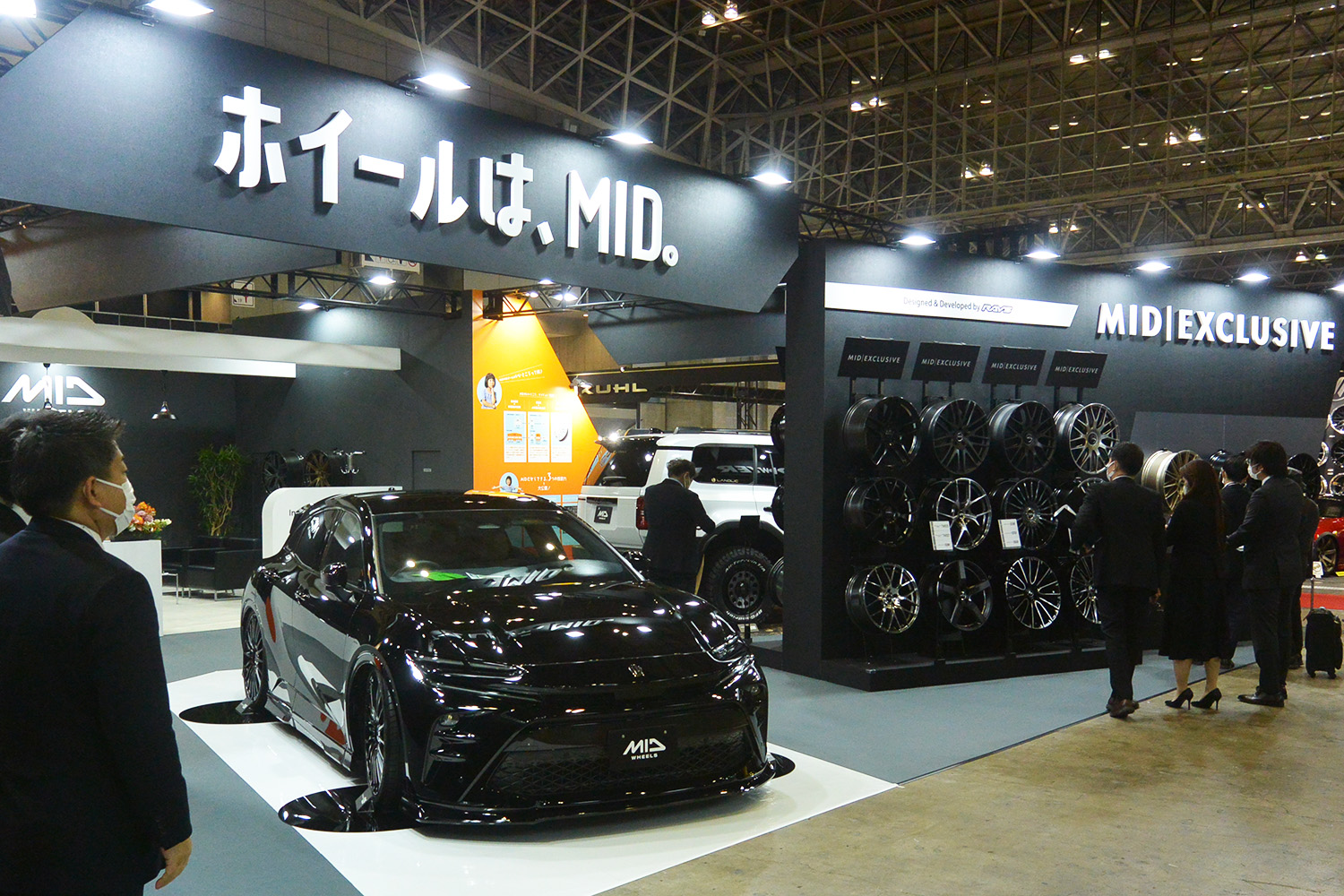 圧巻の展示量に圧倒される！　スポーツカーからSUVまですべてのカテゴリーを網羅する「MID」ブースがホイール大展示場だった【東京オートサロン2026】