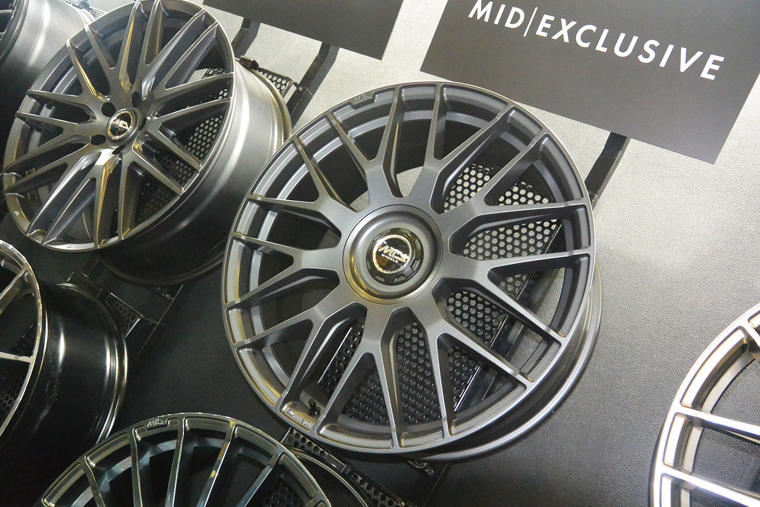 最新のセダンやミニバン向けの「MID EXCLUSIVE（ミッド・エクスクルーシブ）」